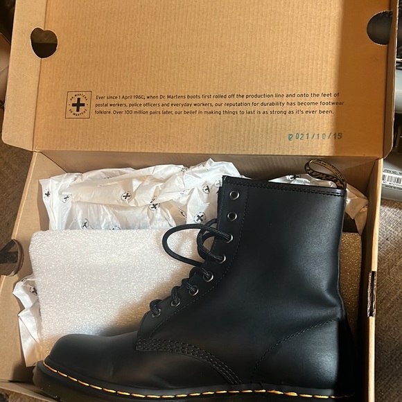 Dr. Martens Boots, Women’s Size 9, Black Semi Shinny - Picture 4 of 5